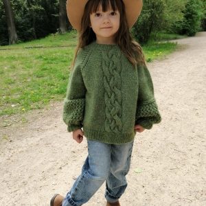 Lekki sweterek z alpaki z warkoczem i ażurami JOY TO WEAR (wersja dziecięca)